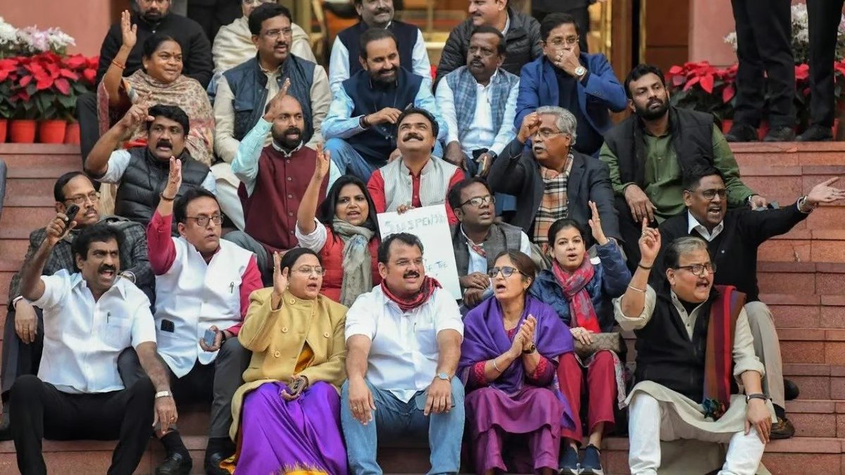 लगातार दुसरे दिन भी कारवाई, मंगलवार को डिंपल यादव, दानिश अली समेत 49 सांसद सस्पेंड